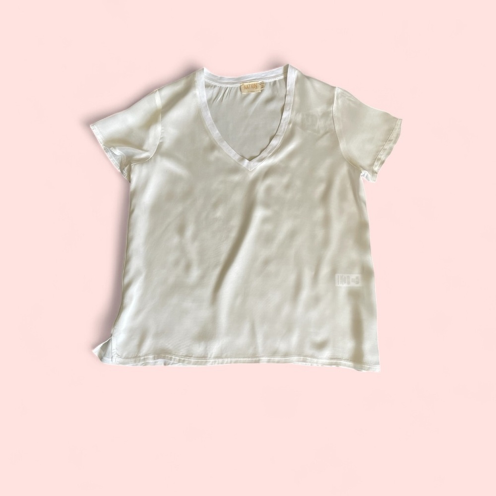 #130,NationWhite V-Neck Silk like tee, size M